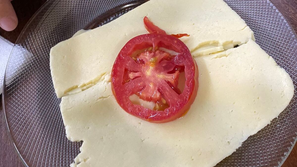 Es vegetariana, le sirvieron una feta de queso con tomate como entrada y se volvió viral: “Presos los quiero”
