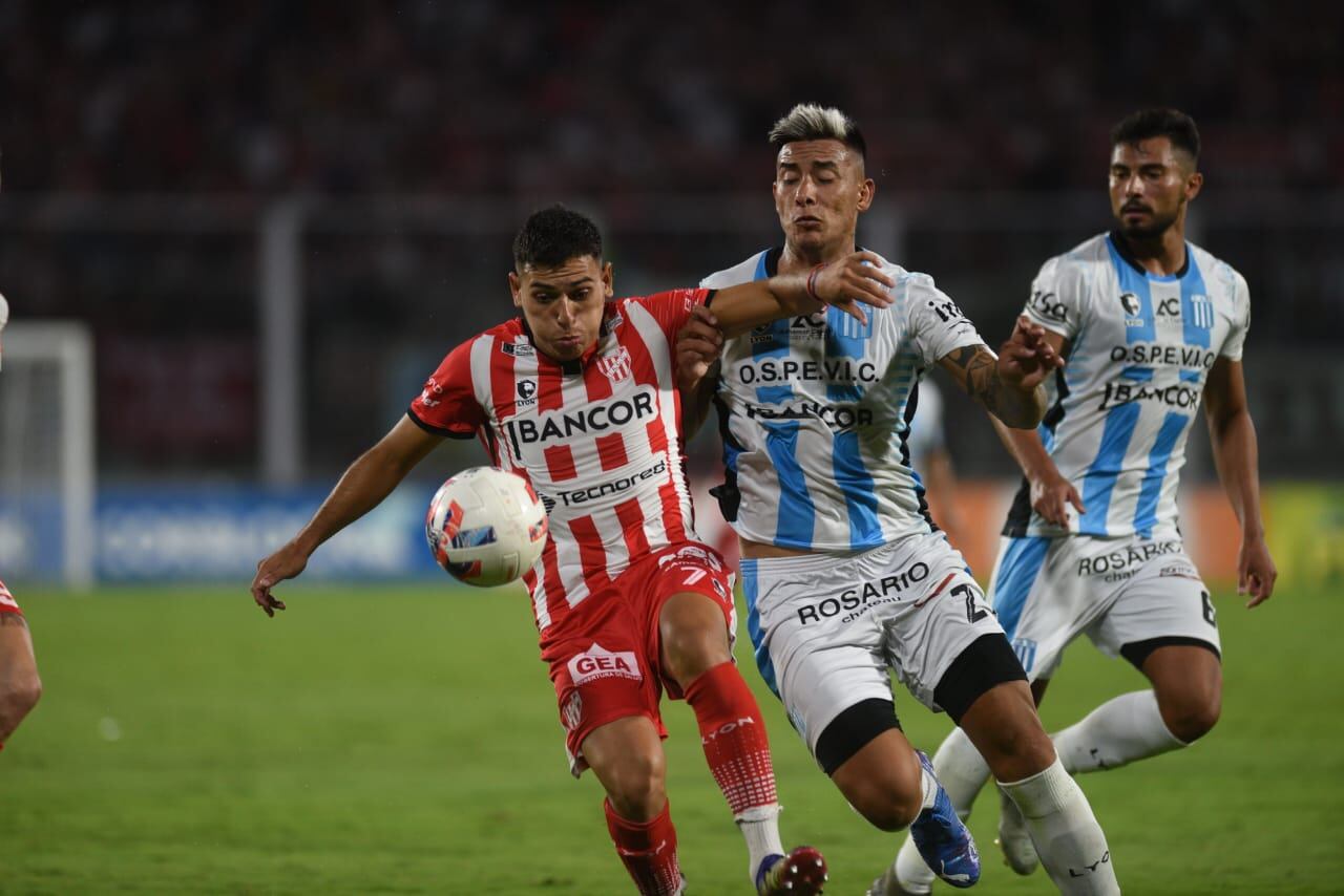 Santiago Rodríguez, delantero de Instituto, ante Racing. (Facundo Luque / La Voz).