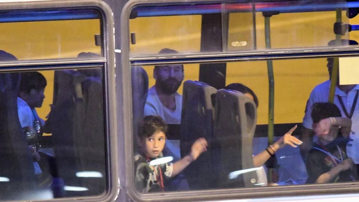 Ahí vuelve el campeón: Lionel Messi se fue de Rosario para sumarse a PSG