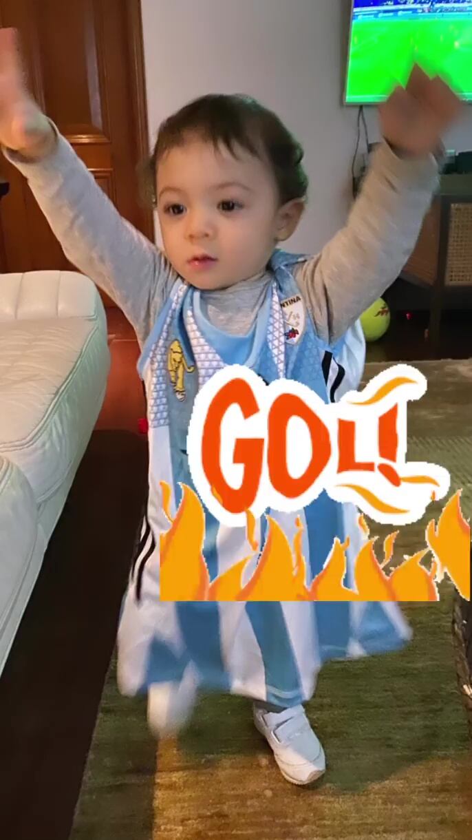 El hijo del extenista Fernando González celebró los goles argentinos en Chile.