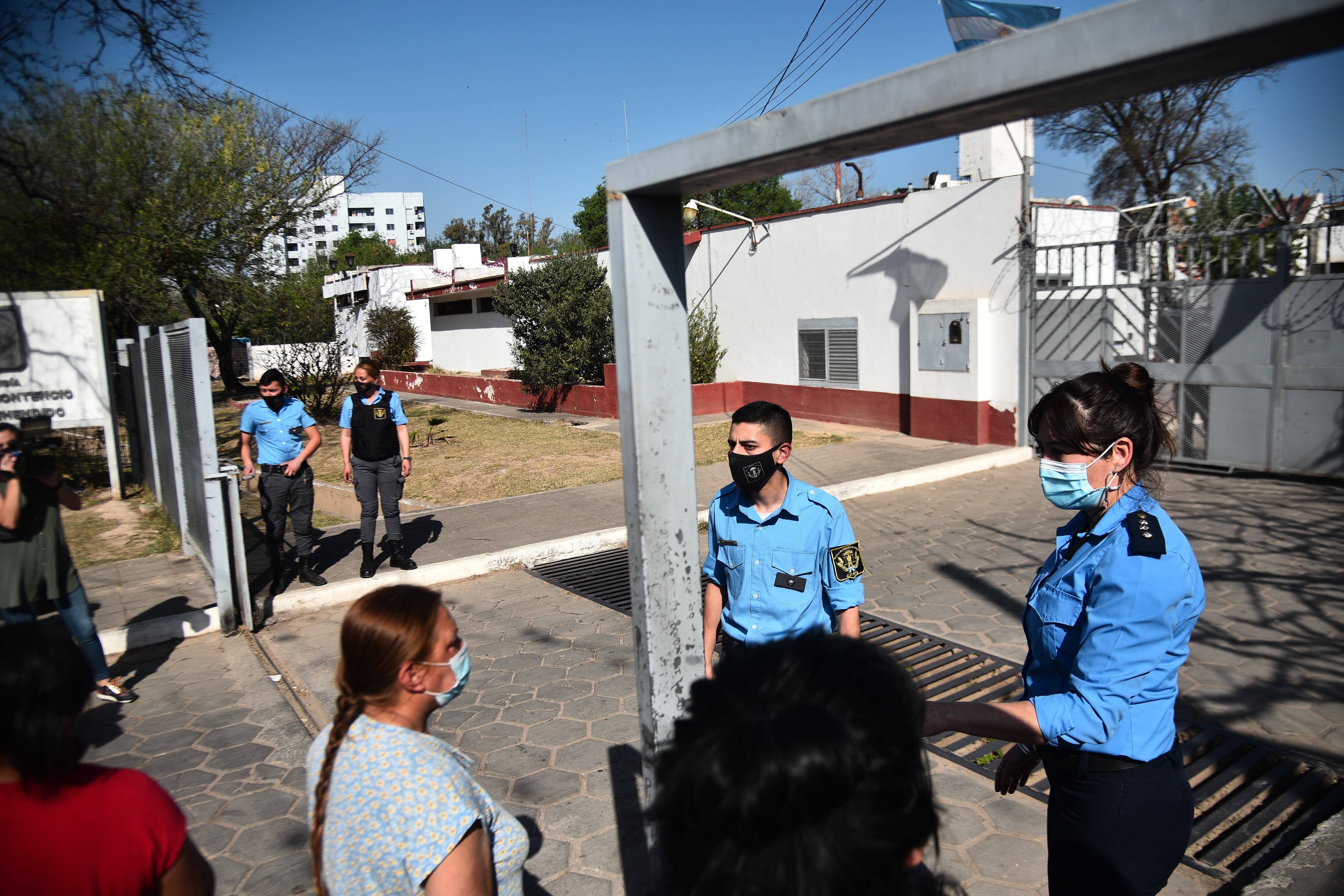 Tensión. Familiares de internos se agolpan frente a la Alcaidía, de barrio Cáceres, en busca de información. (Pedro Castillo)