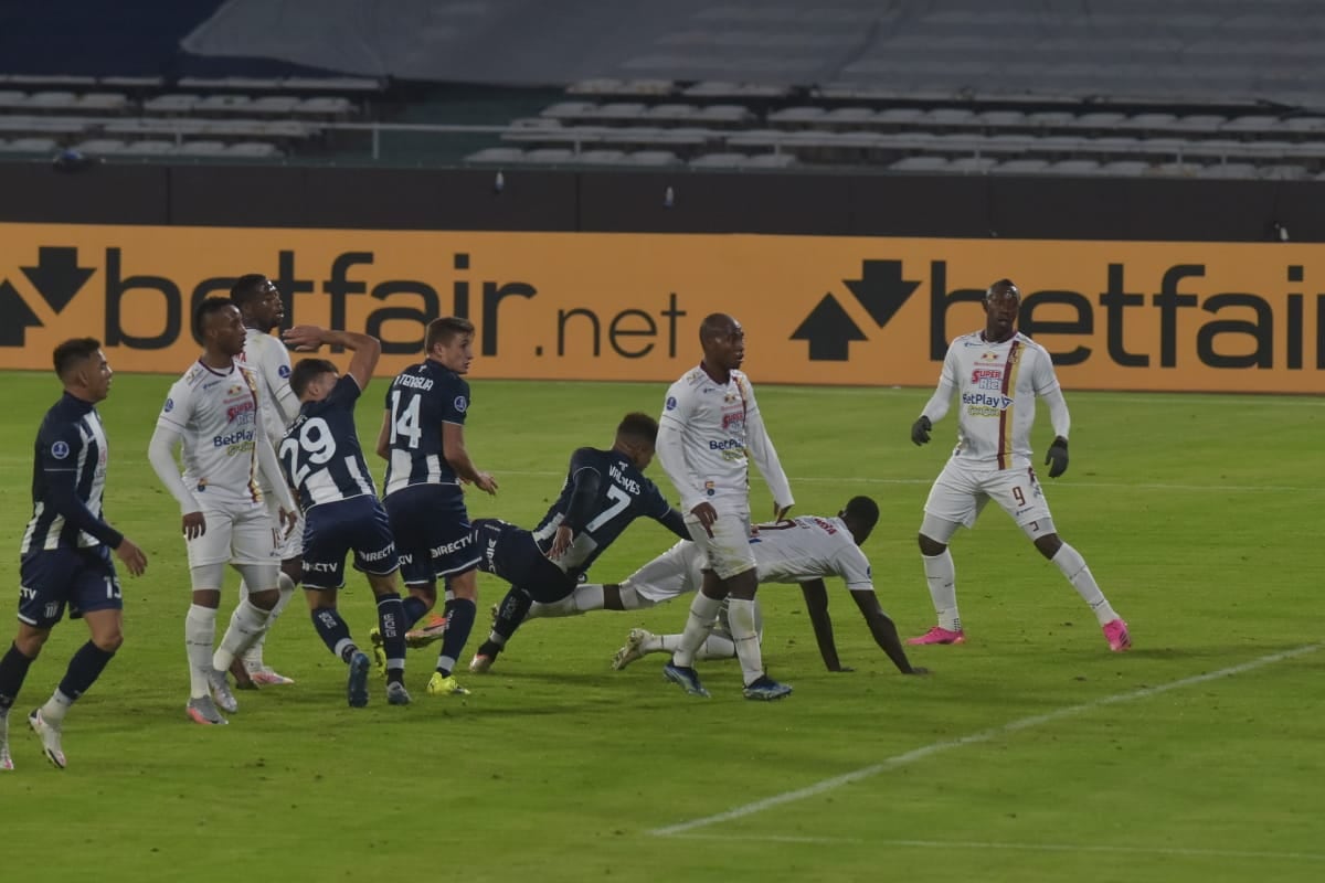 Valoyes intenta cabecear, caerá mal y se lesionó. (Facundo Luque)