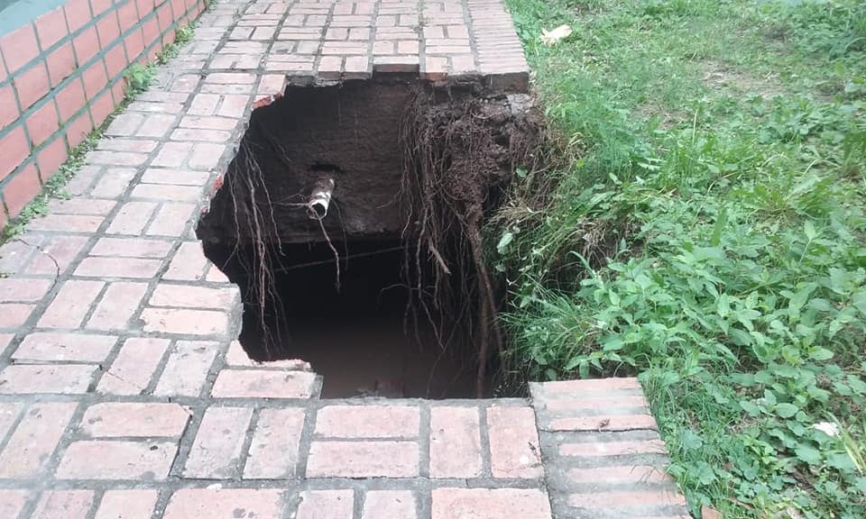 Se hundió el piso de un colegio en Salta y tres alumnas cayeron dentro