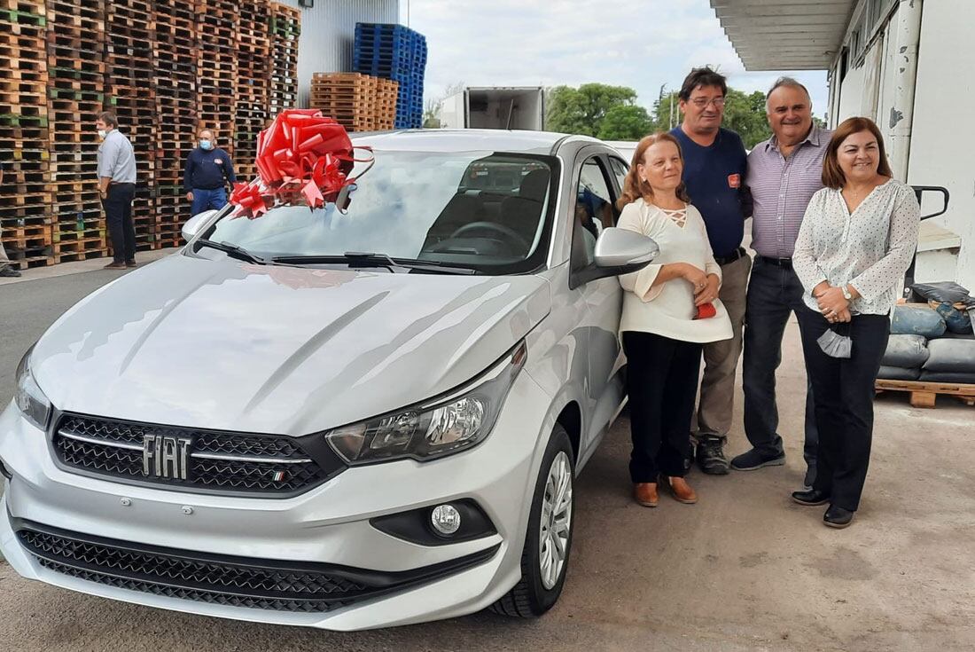 Río Cuarto. Se jubiló después de 50 años de trabajo y le regalaron un auto (Facebook).