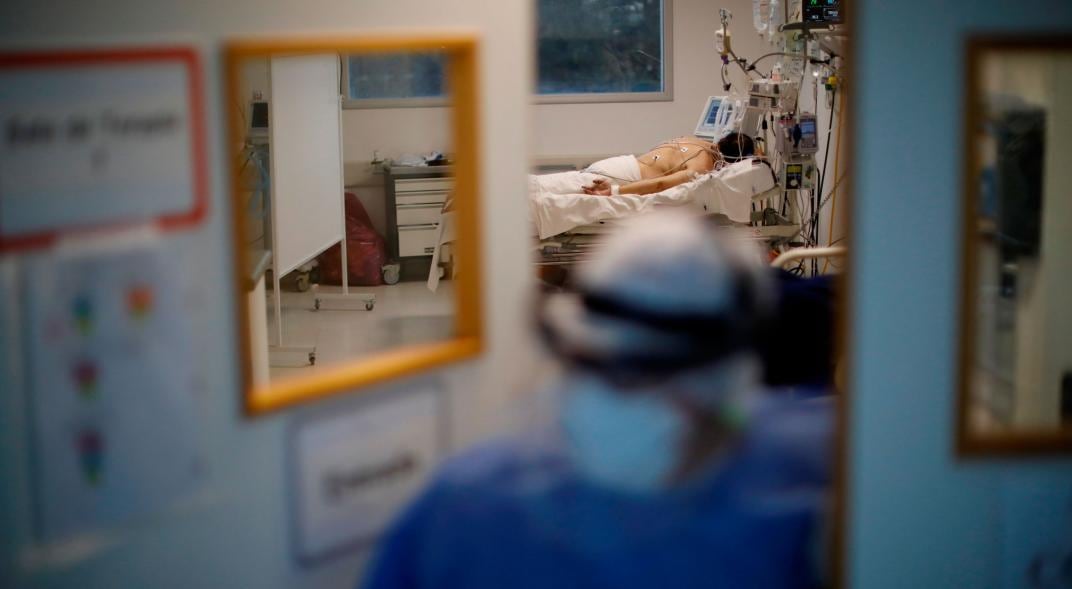 Control. Un trabajador de la salud realiza una ronda en la unidad de cuidados intensivos Covid-19 en un hospital en Buenos Aires. (AP)