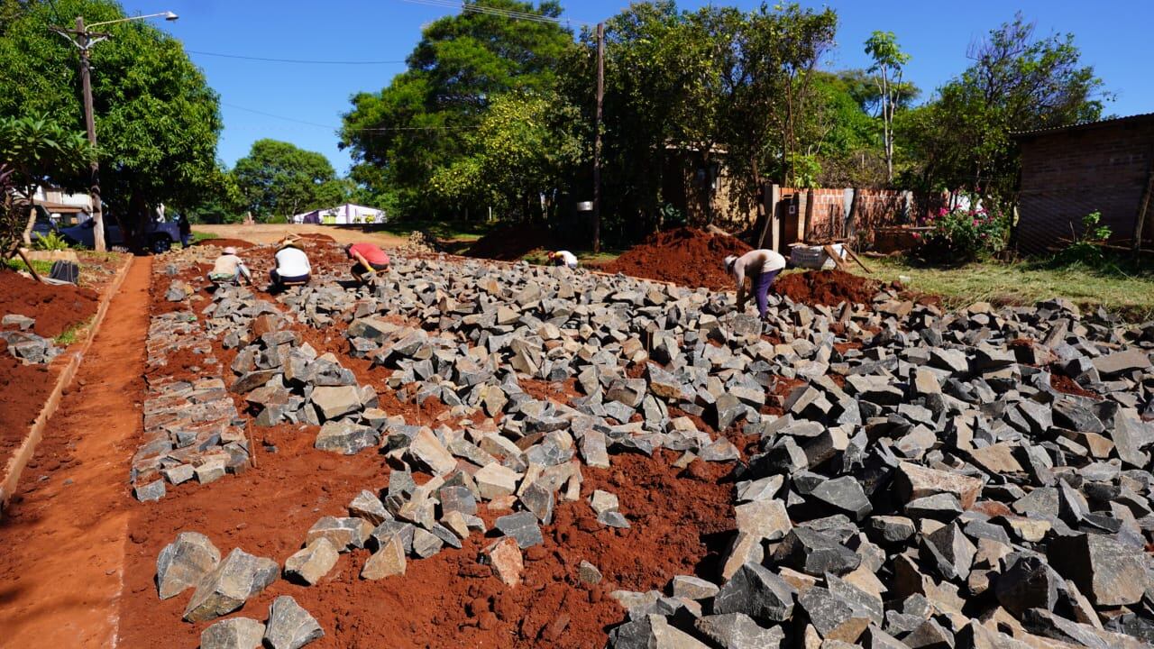 Ejecutan obras de empedrado en Apóstoles.