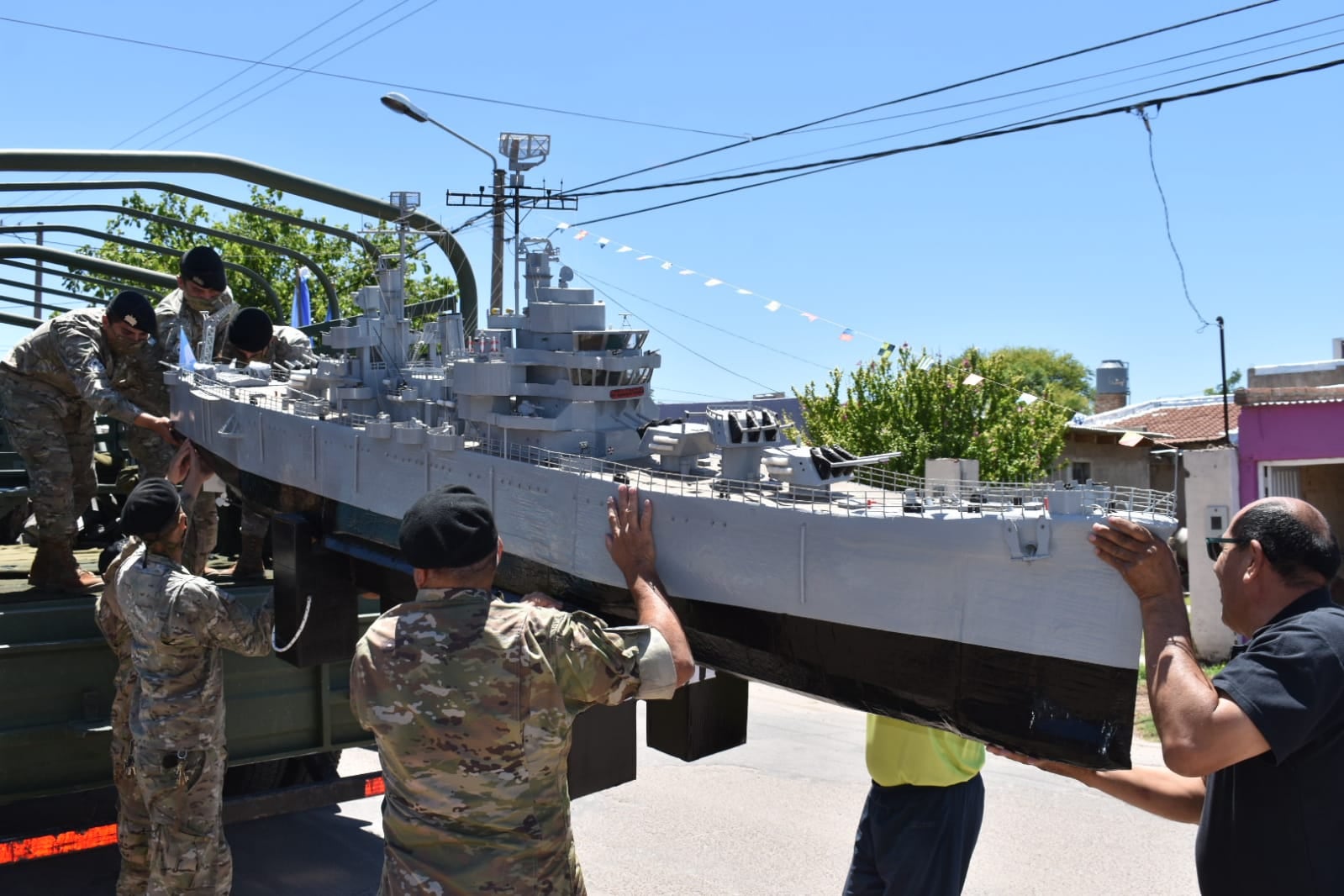 La réplica mide 4,5 metros de largo y 1,65 de alto. Fue trasladada por un camión del Ejército Argentino  y seguida por una caravana de autos.