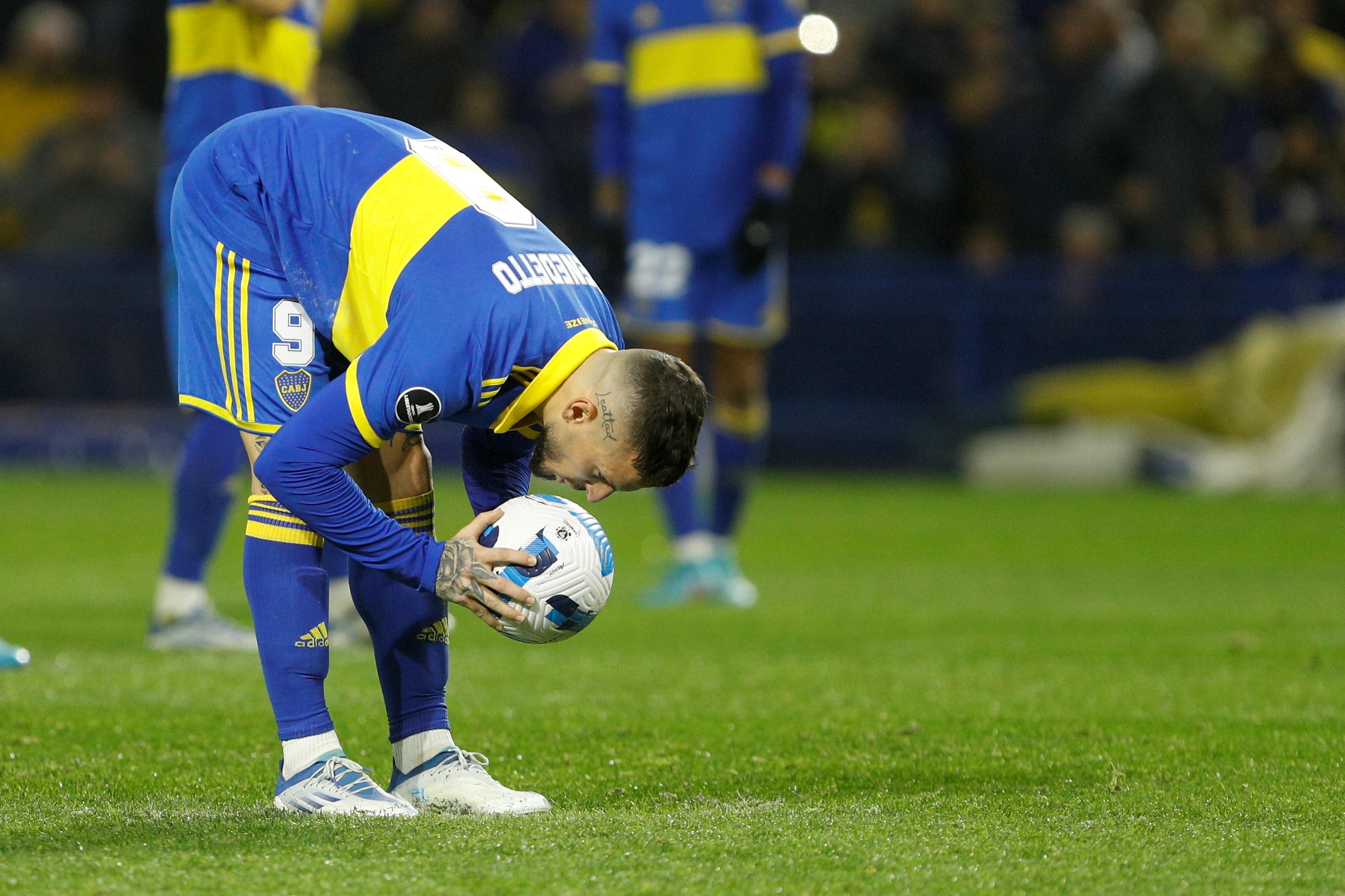 Darío Benedetto se lamentó sobre la situación que atraviesa Carlos Izquierdoz en Boca. Foto: AP.