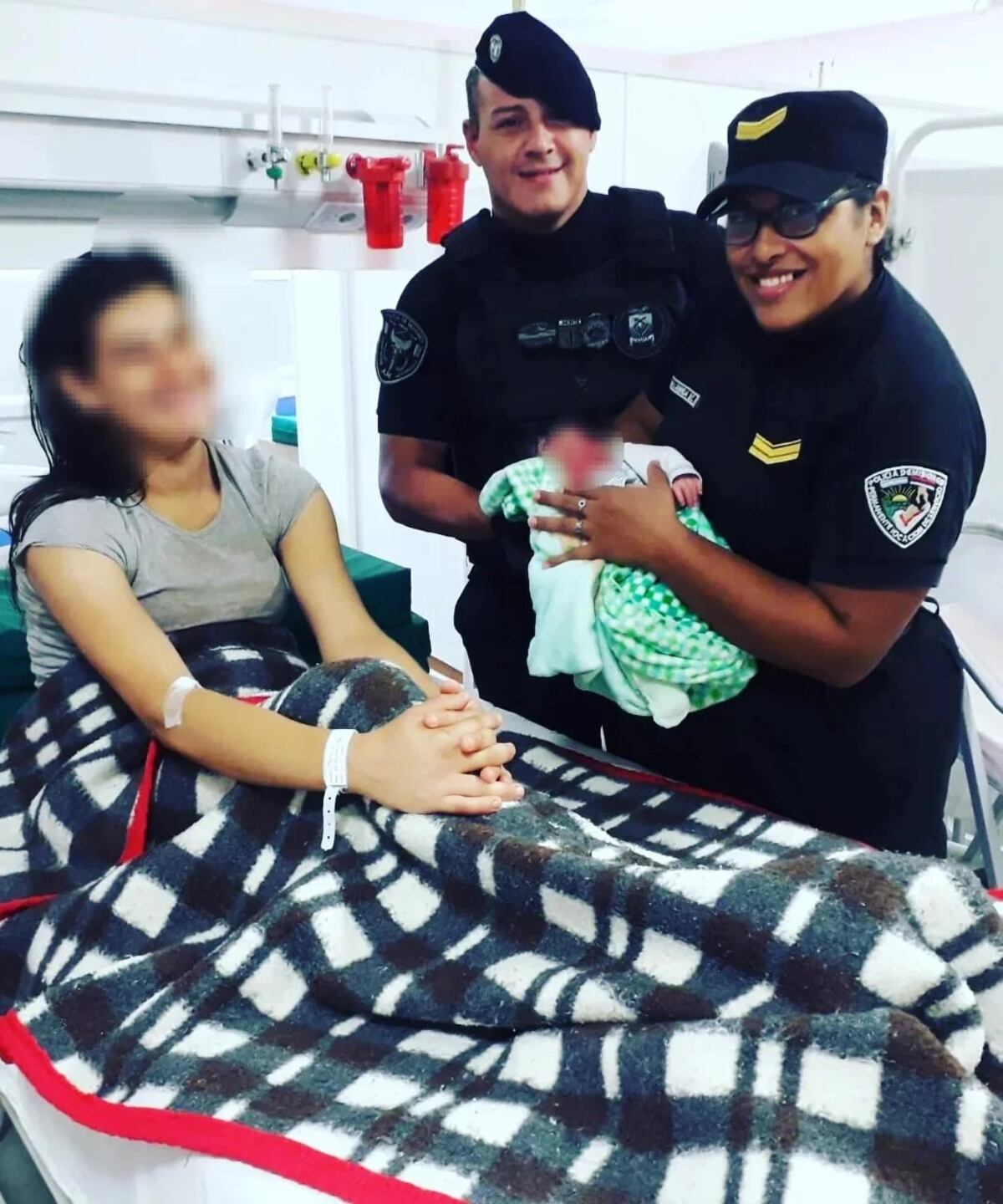 Policías parteros de Oberá asistieron a una mujer que dio a luz en el patrullero