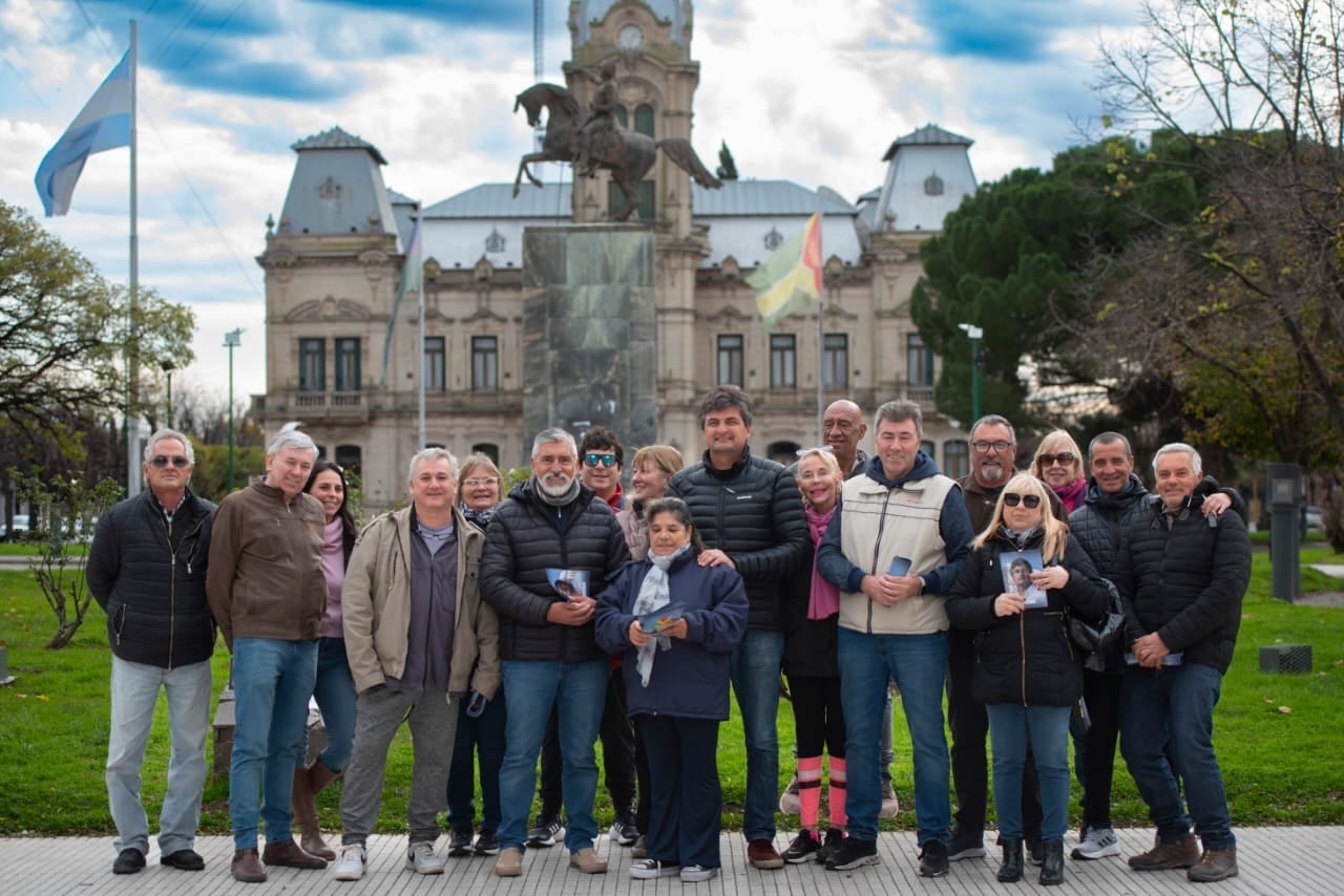 Matías Fhurer junto a un grupo de colaboradores.