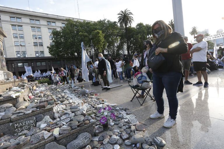 Piedras alrededor de la base del monumento a Manuel Belgrano.