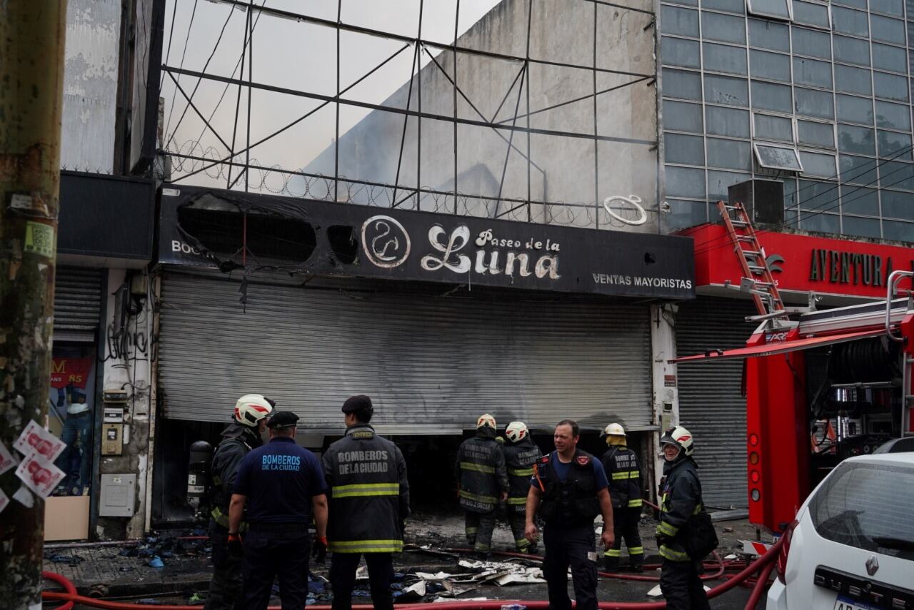 Cinco dotaciones de Bomberos de la Ciudad lograron controlar el incendio de una galería en el barrio porteño de Floresta.