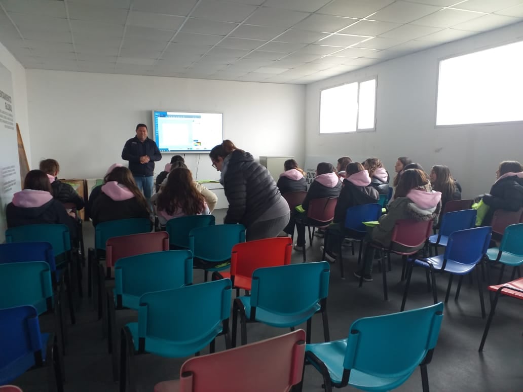 Alumnos del  Colegio Jesús Adolescente visitaron la Planta de Separación de Residuos Sólidos Urbanos de Tres Arroyos