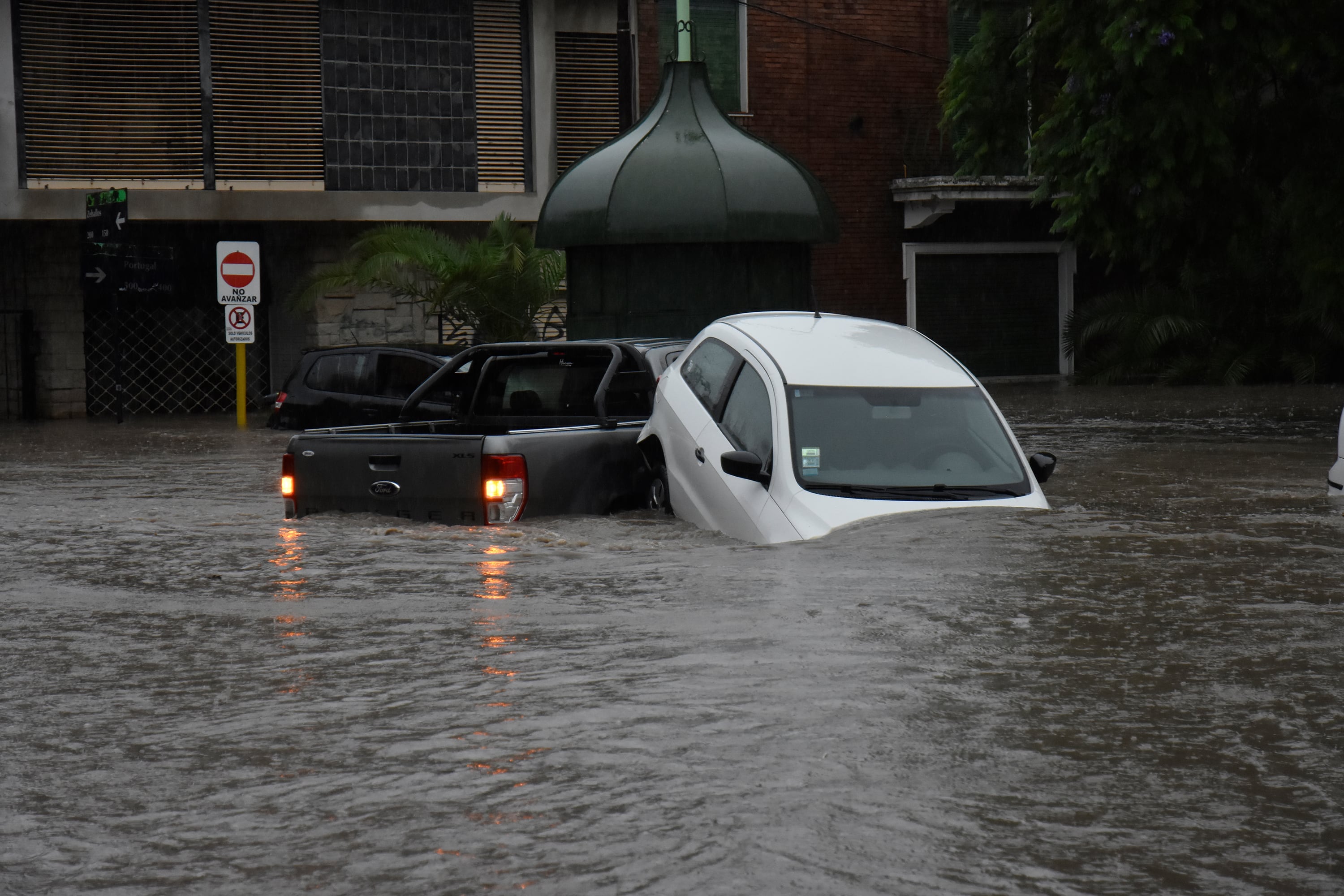 Bahía Blanca bajo el agua tras el temporal. (Horacio Culaciatti / Clarín)