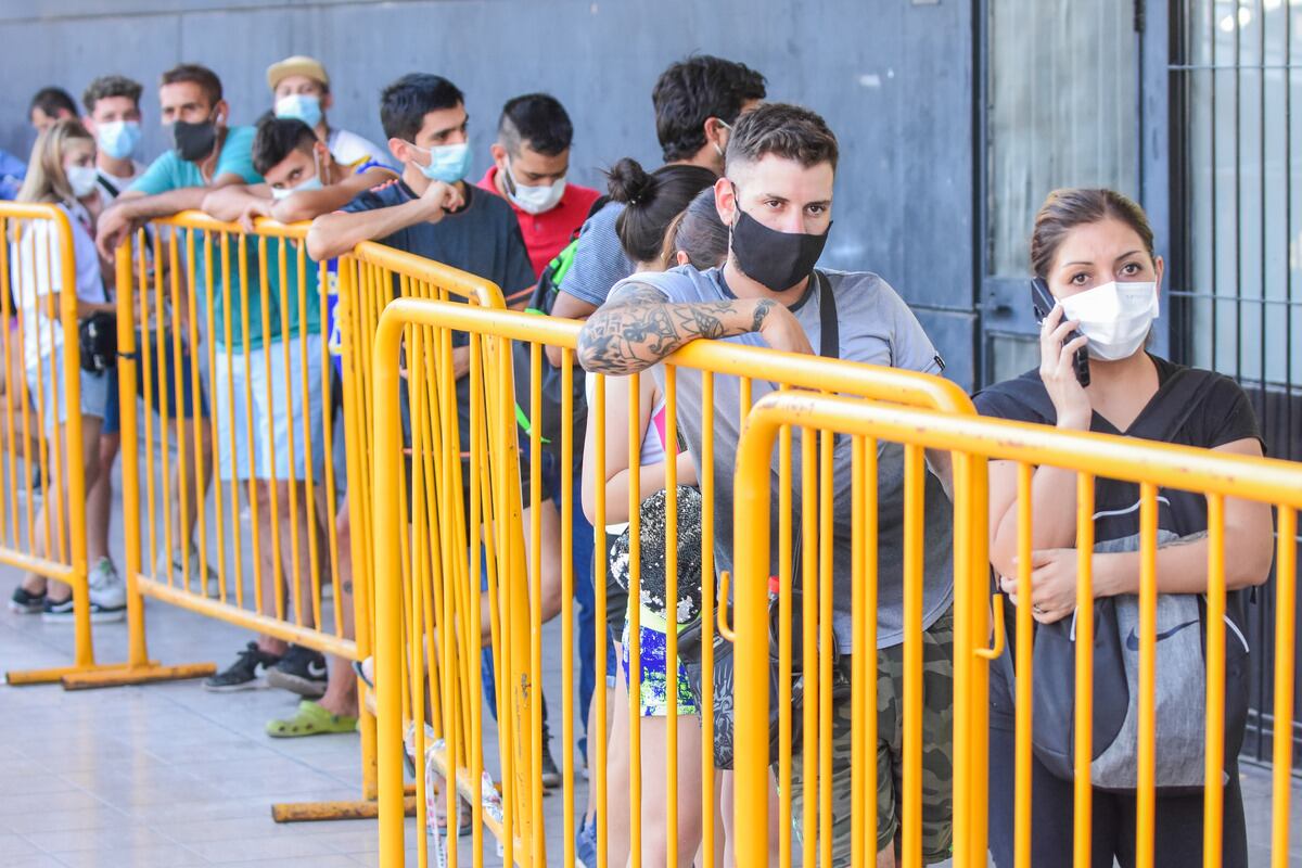 Los mendocinos se muestran cansados de llevar barbijo. 