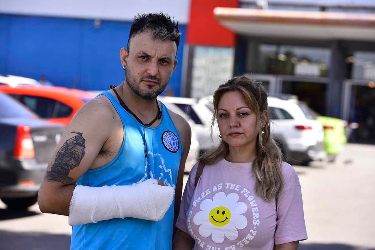 Melisa Altamirano y Cristian Lupo el y su esposa fueron atacados por Carmona en su fuga. Playa de estacionamiento - Mariano Max de Santa Ana y Felix Paz. (José Gabriel Hernández / La Voz)