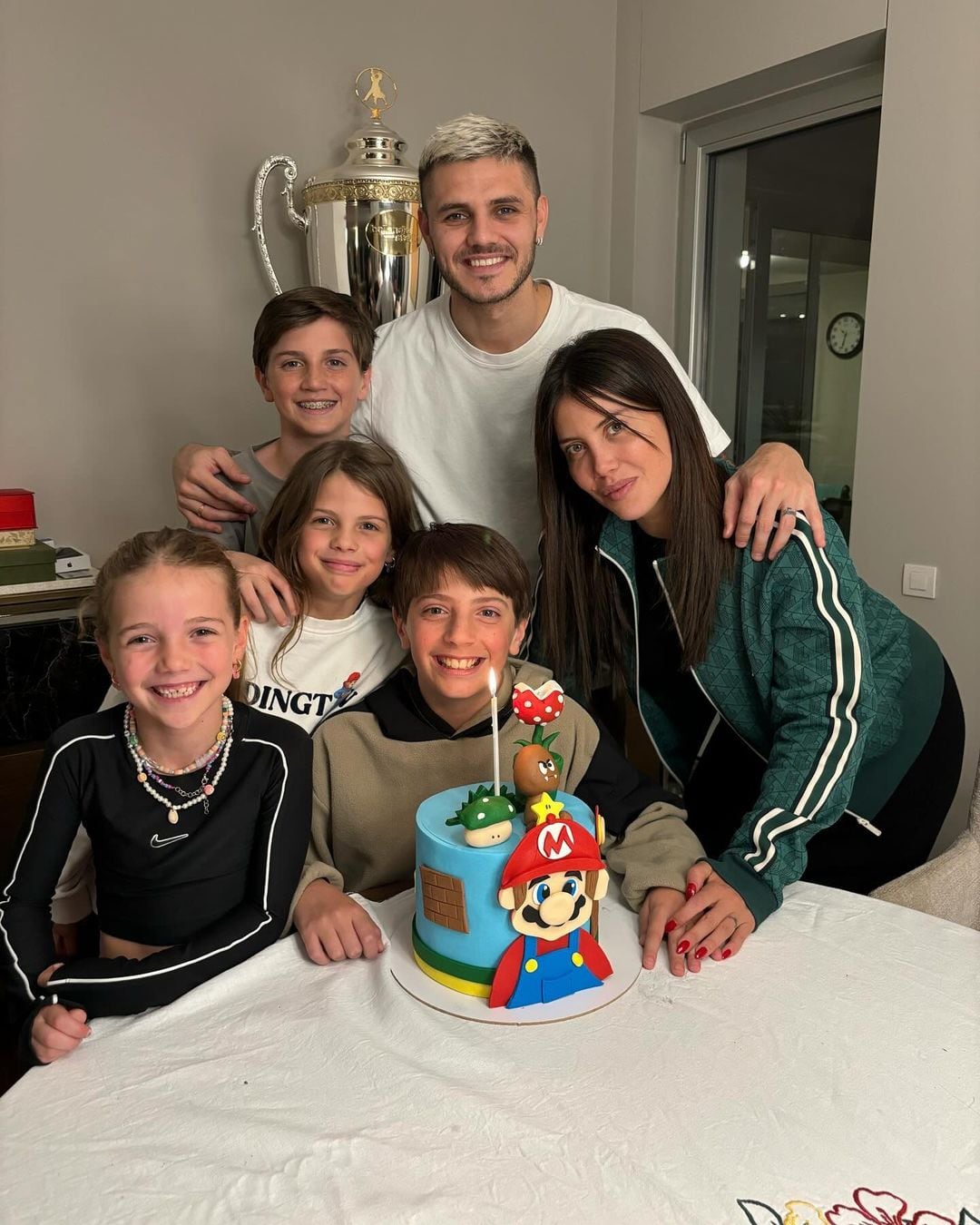 Mauro Icardi junto a Wanda Nara y sus hijos.