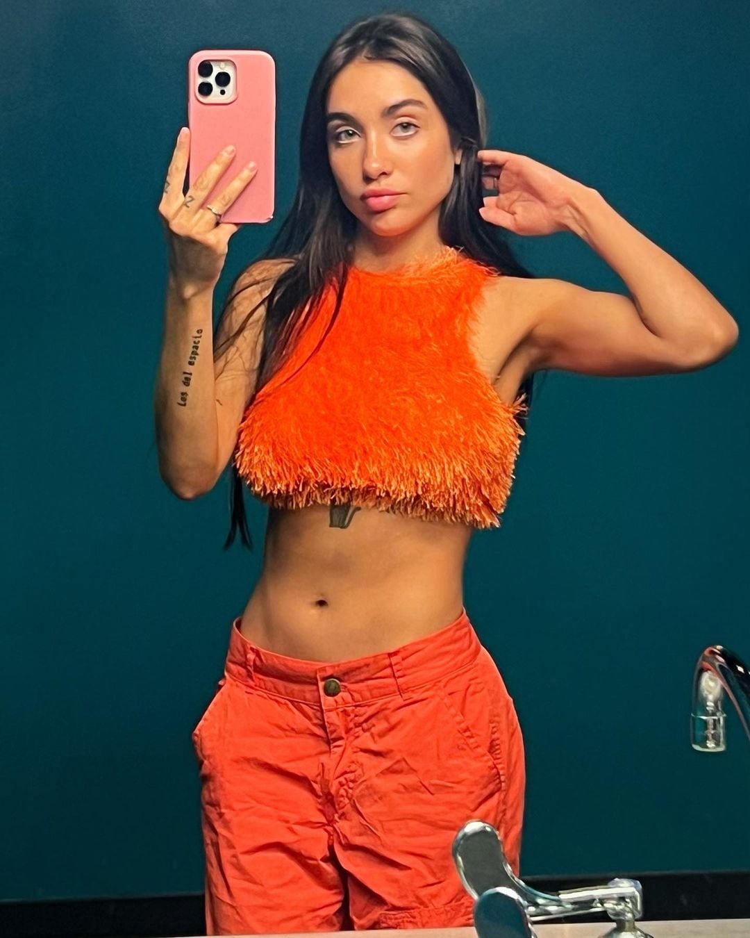 María Becerra deslumbró con un top y pantalón rojo pasión