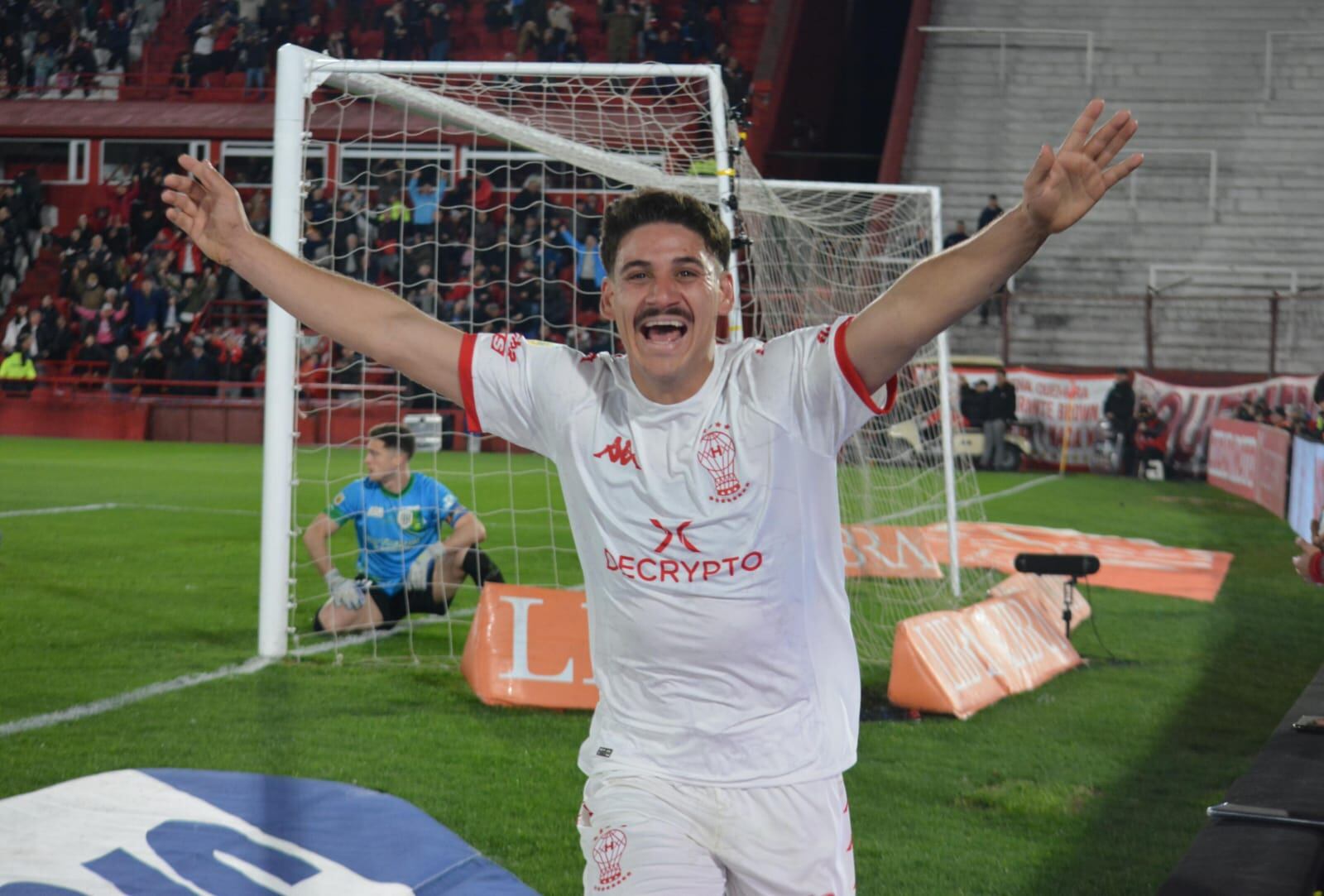 Cóccaro gritando con alma y vida el primero de Huracán (Foto: Prensa Huracán).