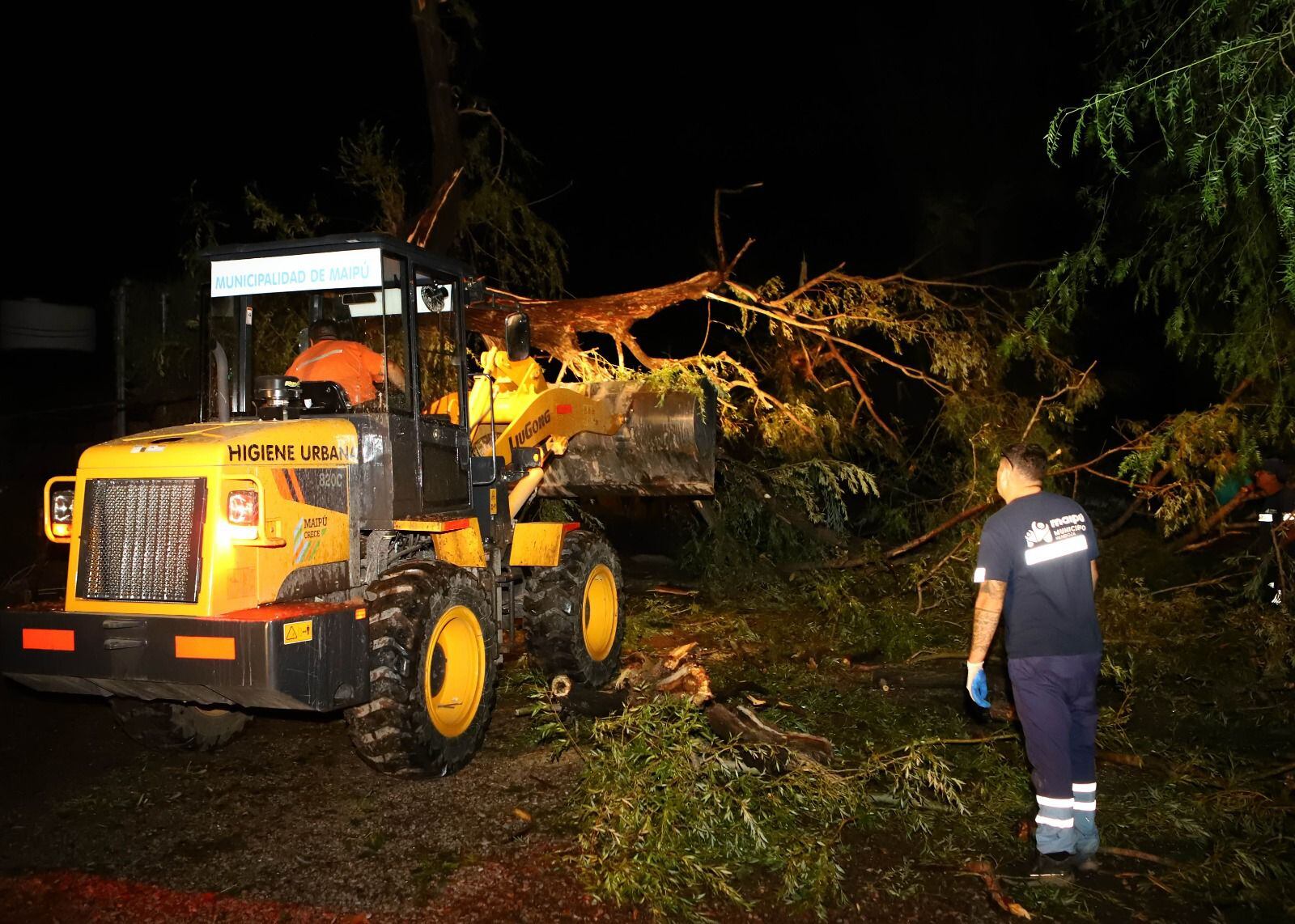 Matías Stevanato recorrió las zonas afectadas por la tormenta en Maipú.