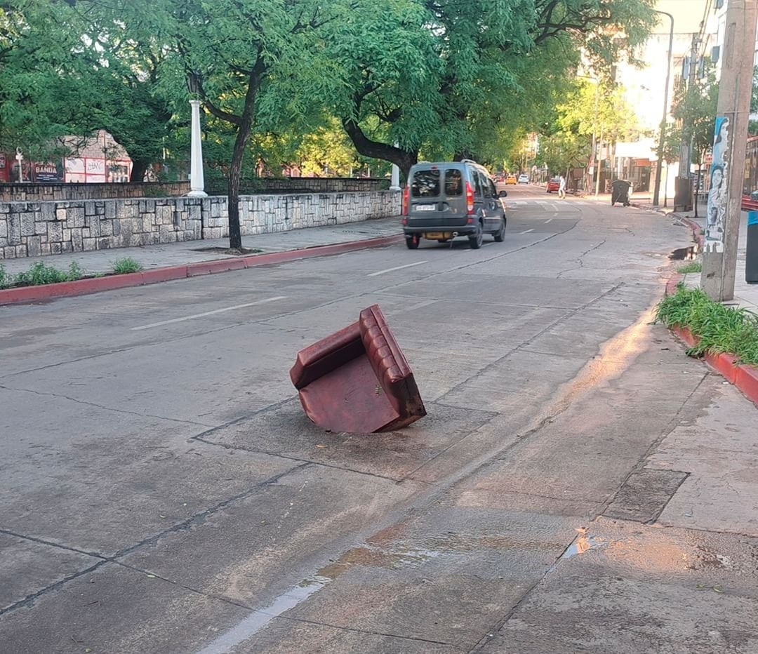 Insólito. Colocaron un sillón para tapar un desagüe en Córdoba.