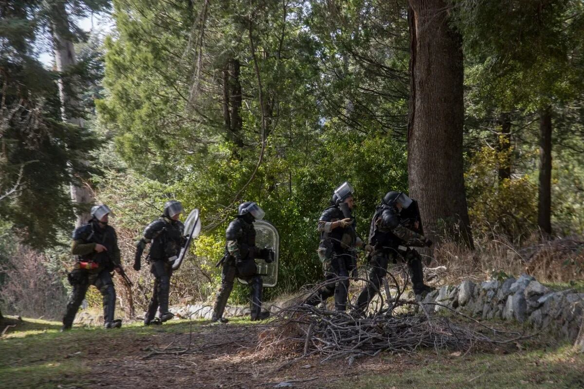 Operativo que logró recuperar la cabaña usurpada por mapuches en Villa Mascardi.