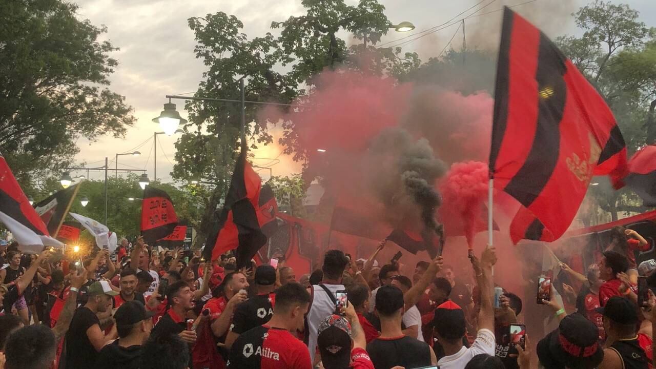 Los hinchas de Colón coparon Santiago del Estero para la final ante River