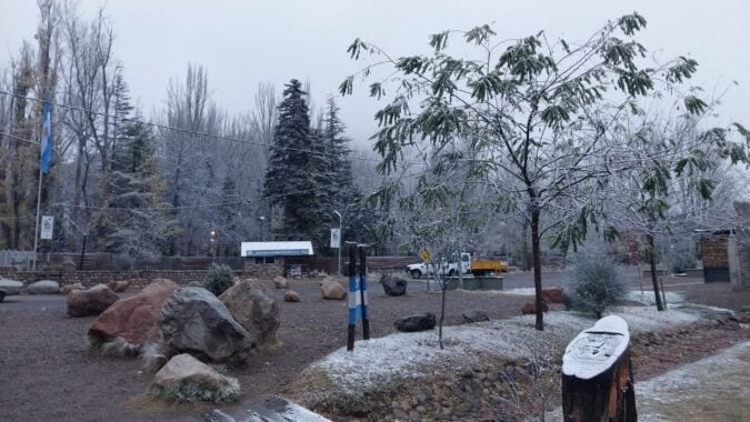 El Manzano Histórico recibió la primera nevada del año. Foto Gentileza: Mario Vergara