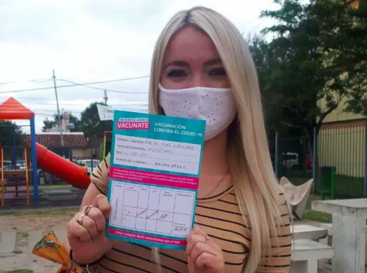 Stefanía Purita Díaz posando con la libreta de vacunación. (Foto: Twitter)