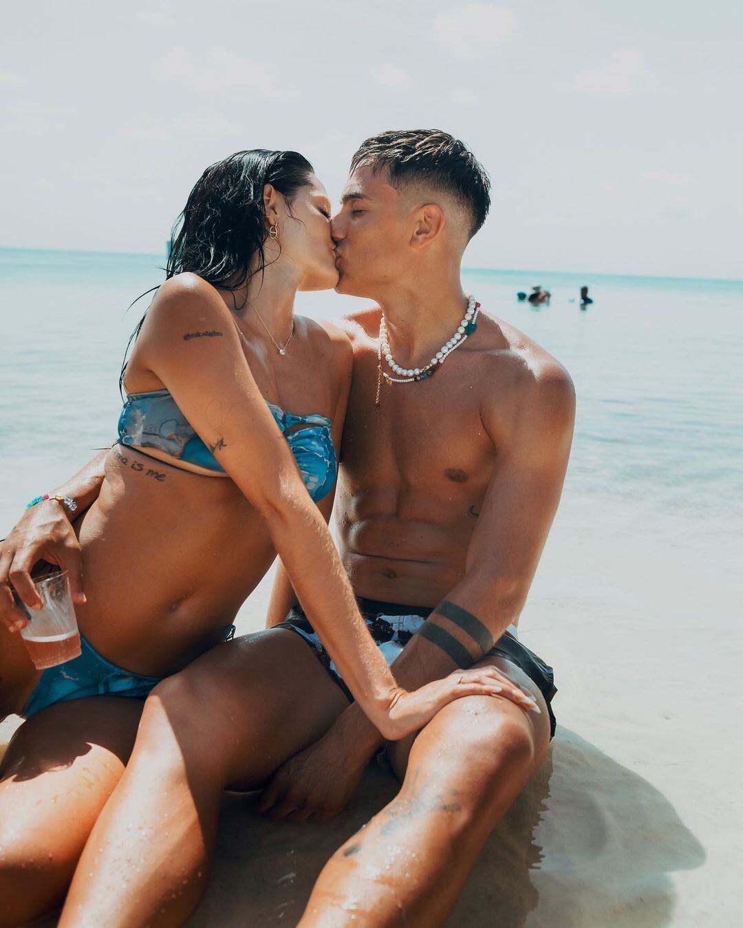 Oriana Sabatini y Paulo Dybala celebran un nuevo mes de pareja