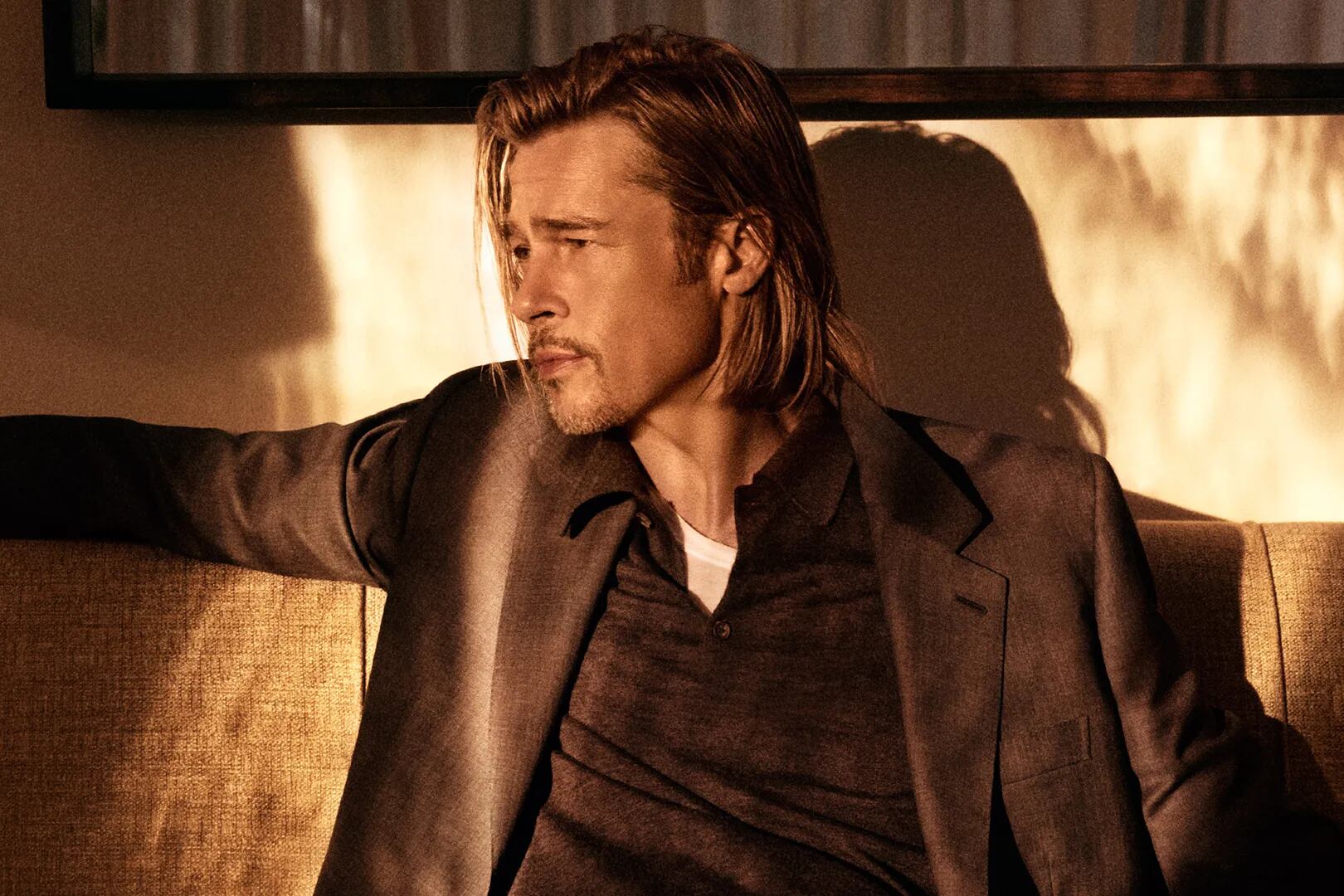 Brad Pitt usando un traje Brioni