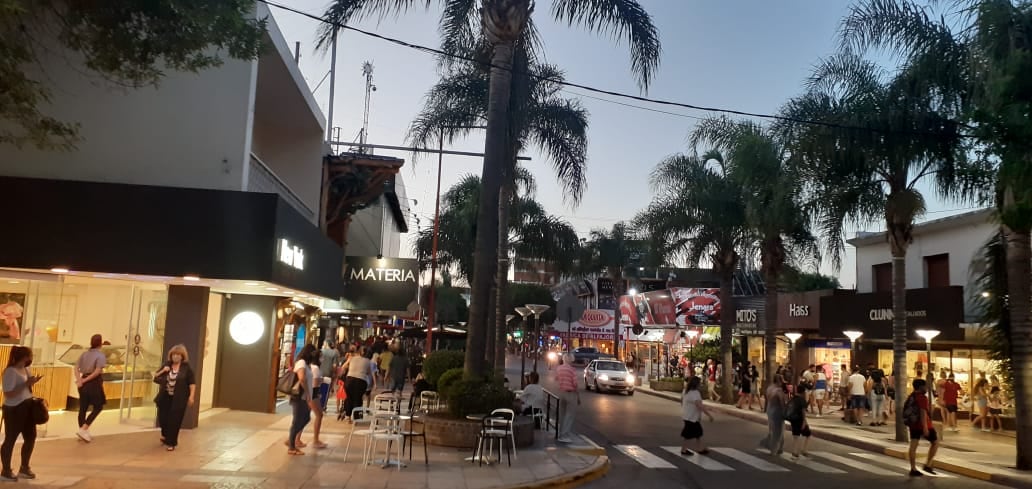 Centro de Carlos Paz, horas previas a Nochebuena.