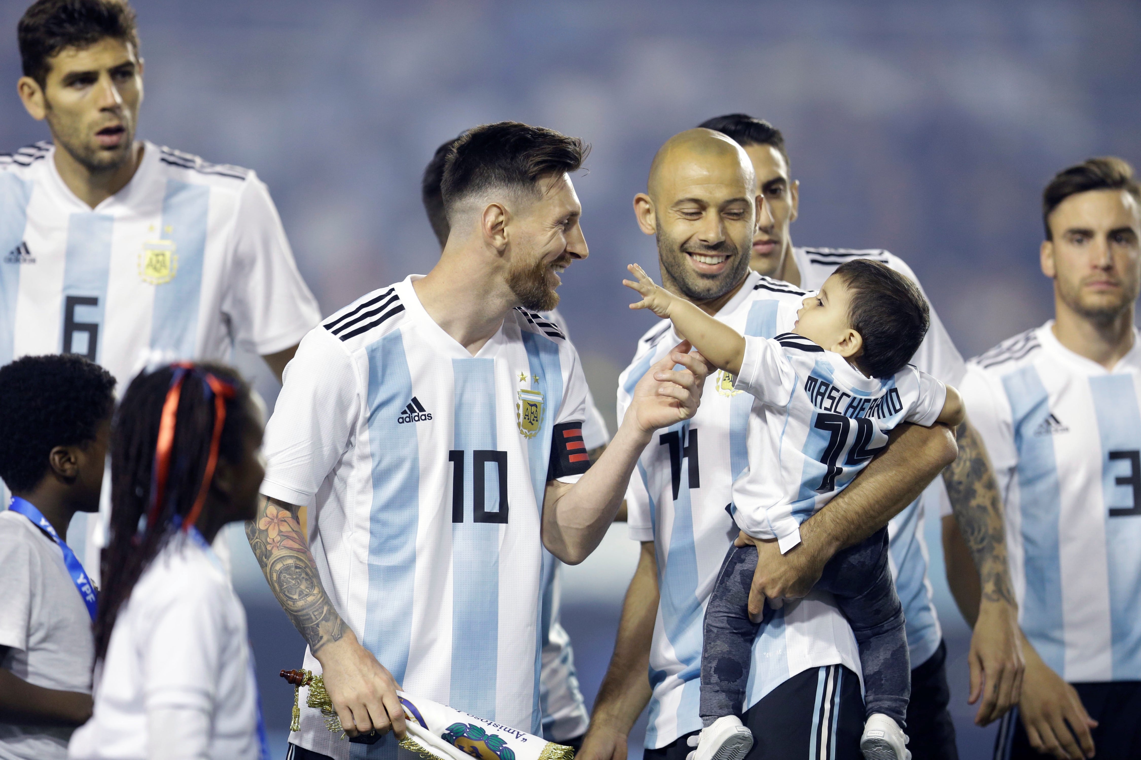 Javier Mascherano felicitó a Lionel Messi luego de que el futbolista de Barcelona igualara su récord de partidos disputados en la selección argentina.