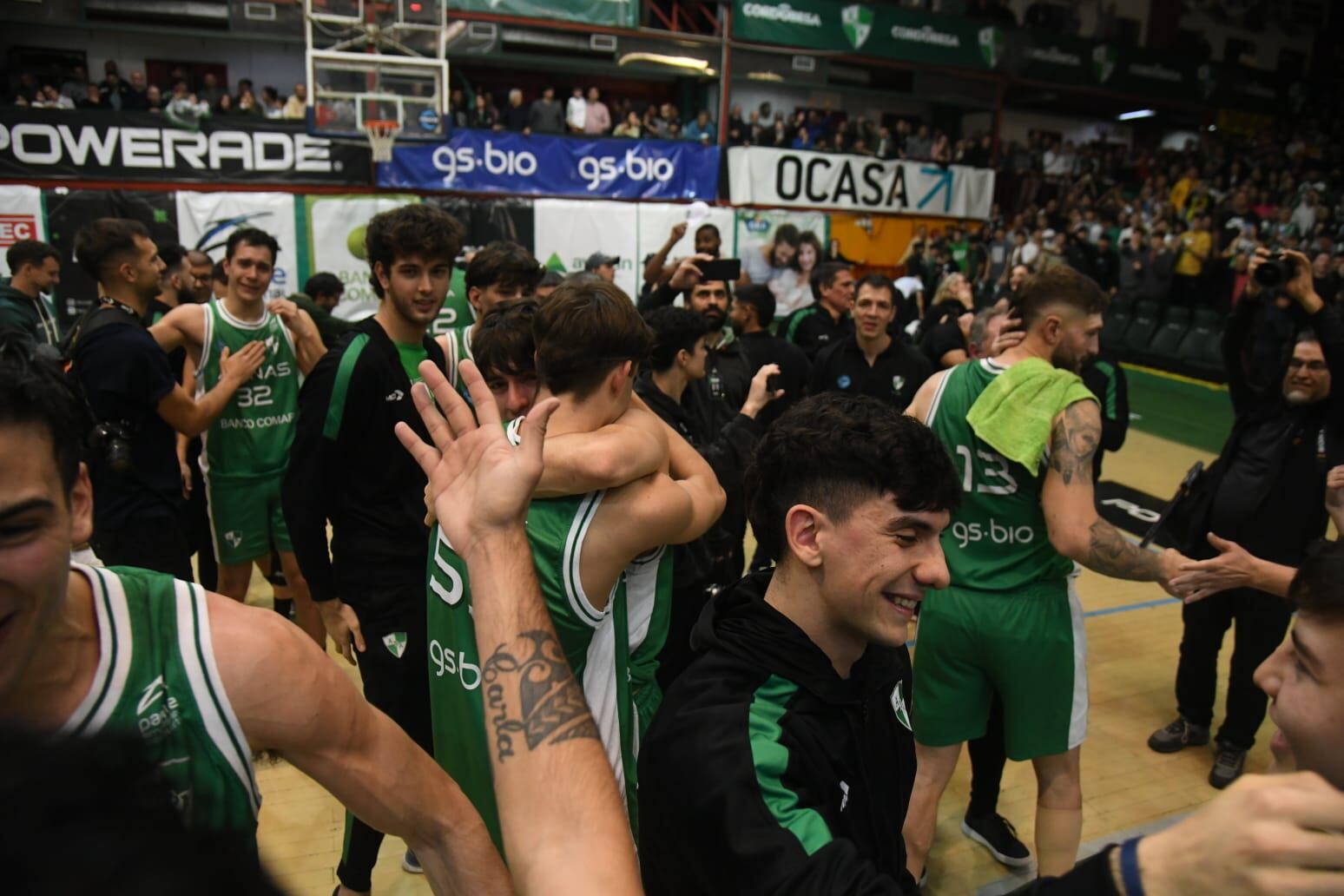 Atenas enfrentó a Racing de Chivilcoy en el Polideportivo Carlos Cerutti por la final de la Liga Argentina de básquet. Y logró el ascenso. Así fueron los festejos. (Facundo Luque / La Voz)