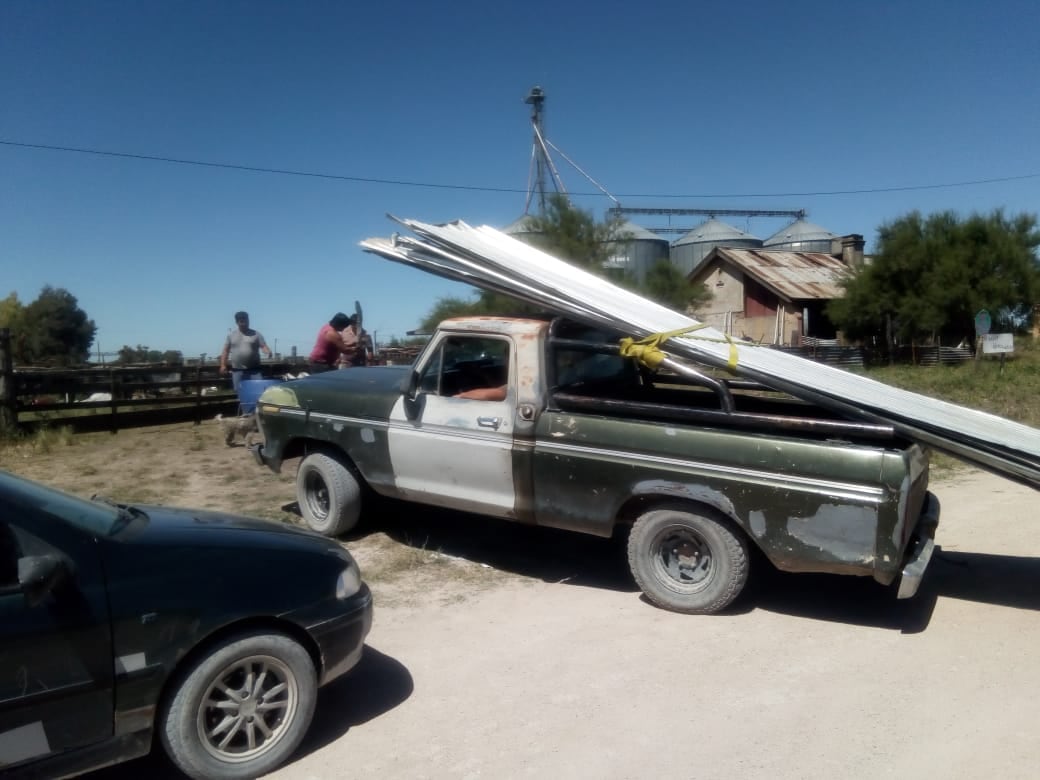 Un vecino tresarroyense donó chapas que le permitirán reconstruir la parte del techo faltante en la vivienda que ocupará la familia