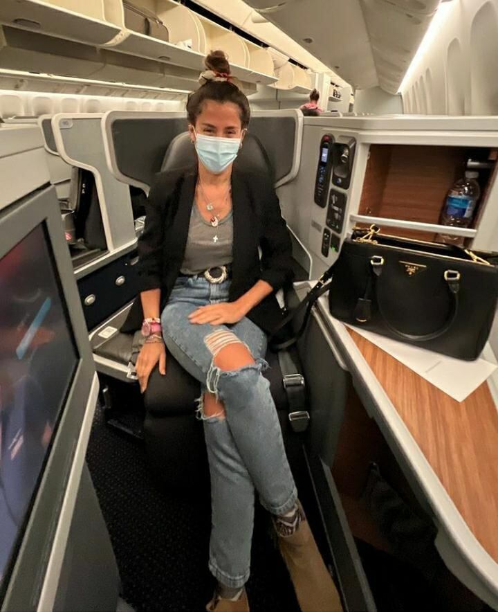 Jimena Baron en el avión rumbo a Miami