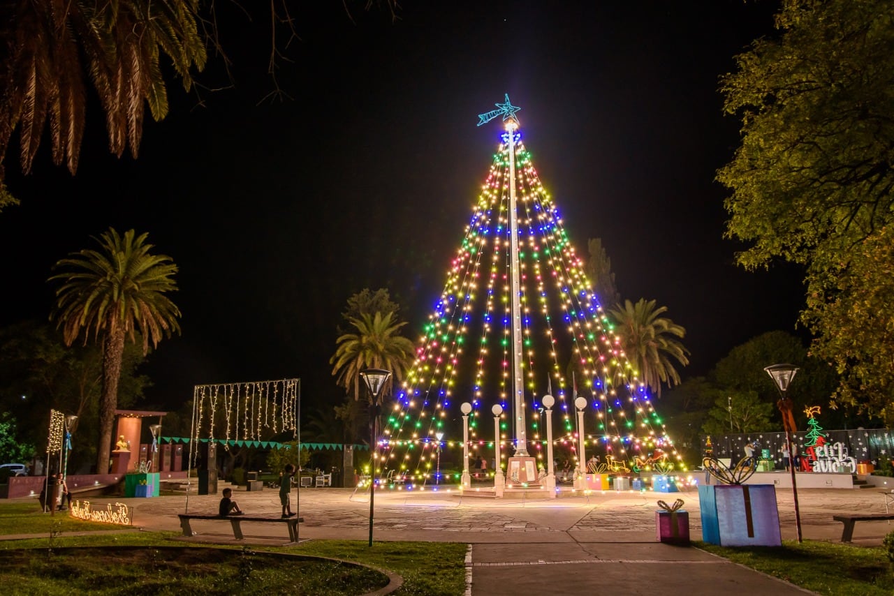 Con 17 metros de alto y más de 1000 luminarias, así luce el árbol navideño en Marull.