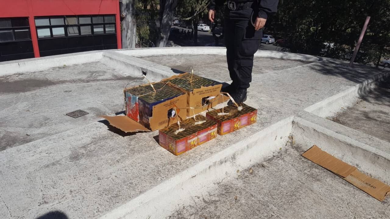 Las cajas de fuegos artificiales estaban encima del estadio cubierto rojinegro.