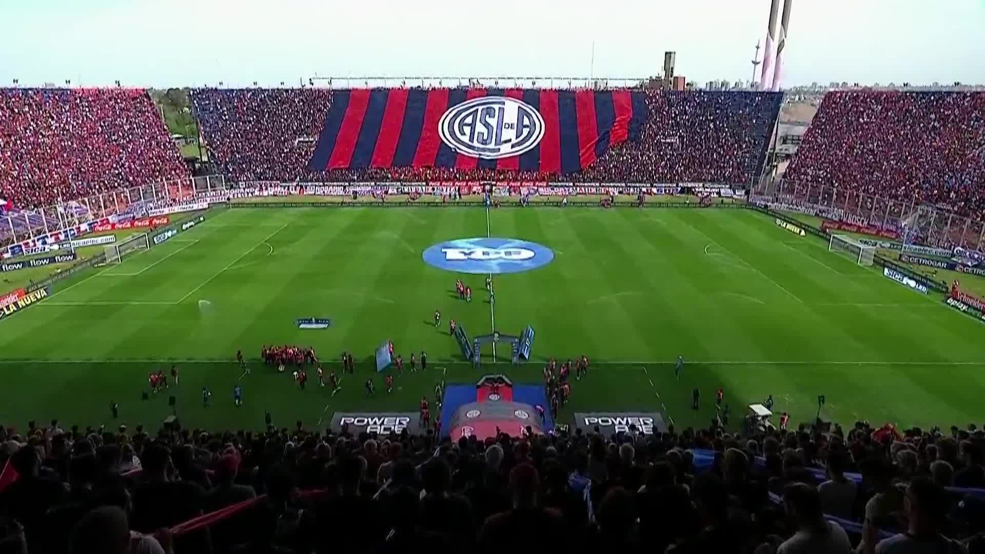 Los hinchas desplegaron una bandera gigante. Foto: @SC_ESPN