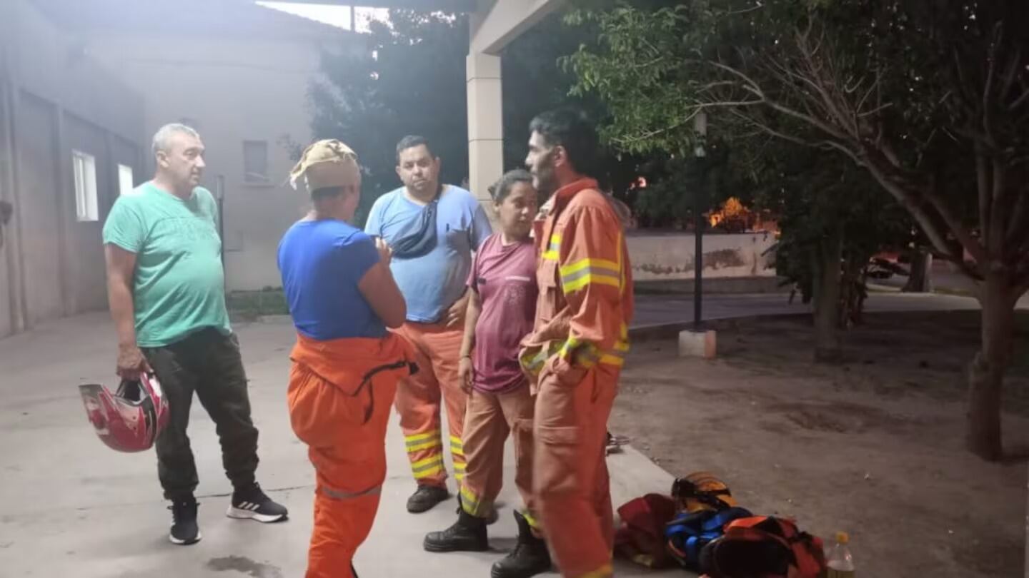 Los bomberos en la localidad de Deán Funes.