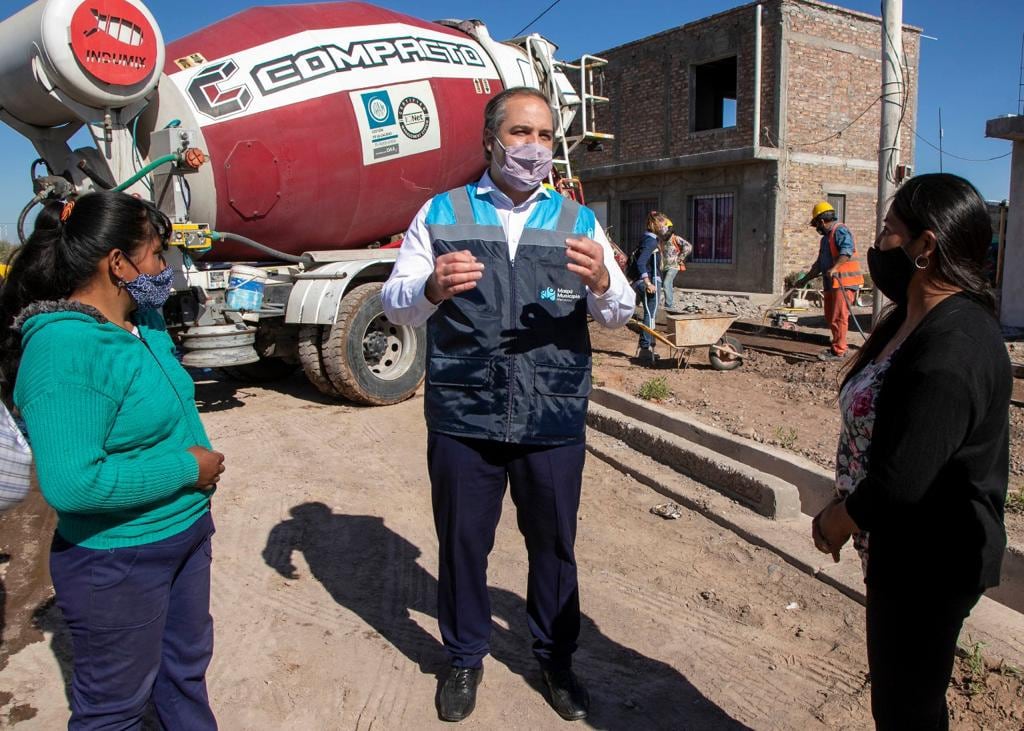 Construyen veredas en el barrio Patrón Santiago de Rodeo del Medio.