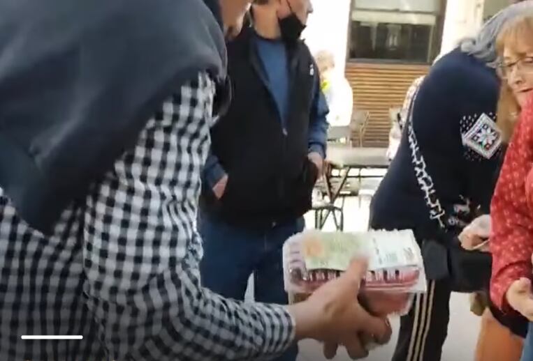 La gente le compró todas las frutillas a un vendedor ambulante de San Luis