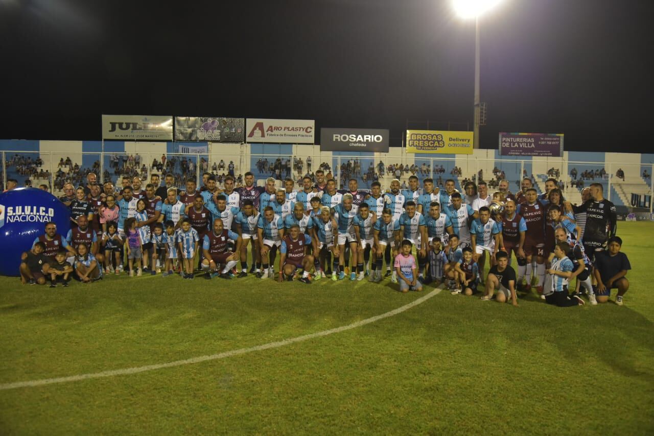 Fiesta en Nueva Italia: Racing celebró el ascenso a la Primera Nacional junto a sus leyendas. (Foto: Facundo Luque / La Voz)