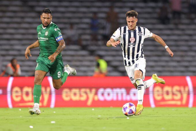 Andrés Chavez corre a Francisco Pizzini en el partido en el que Banfield le ganó a Talleres en el Kempes por 1 a 0