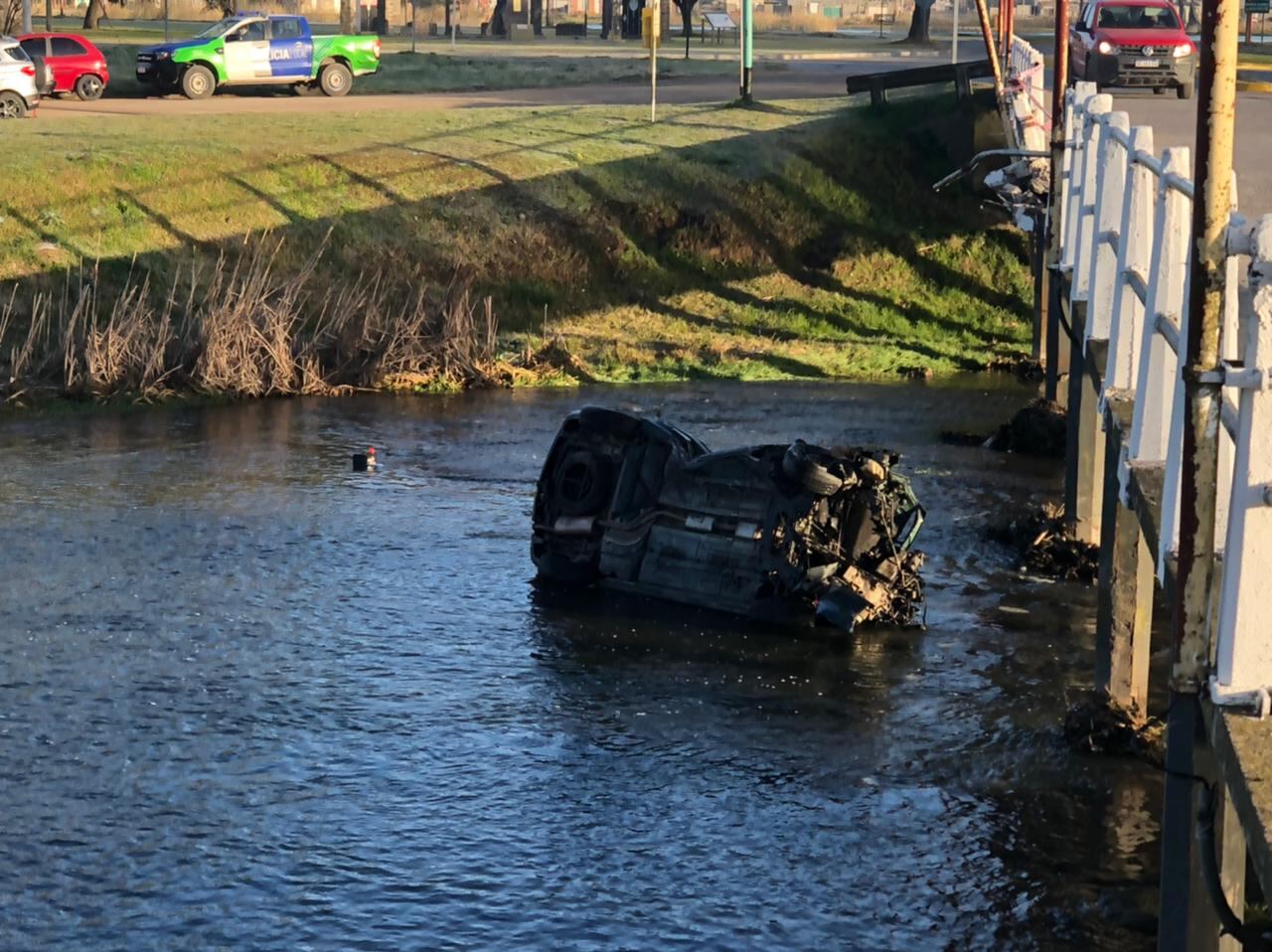 Un auto cayó al arroyo Azul