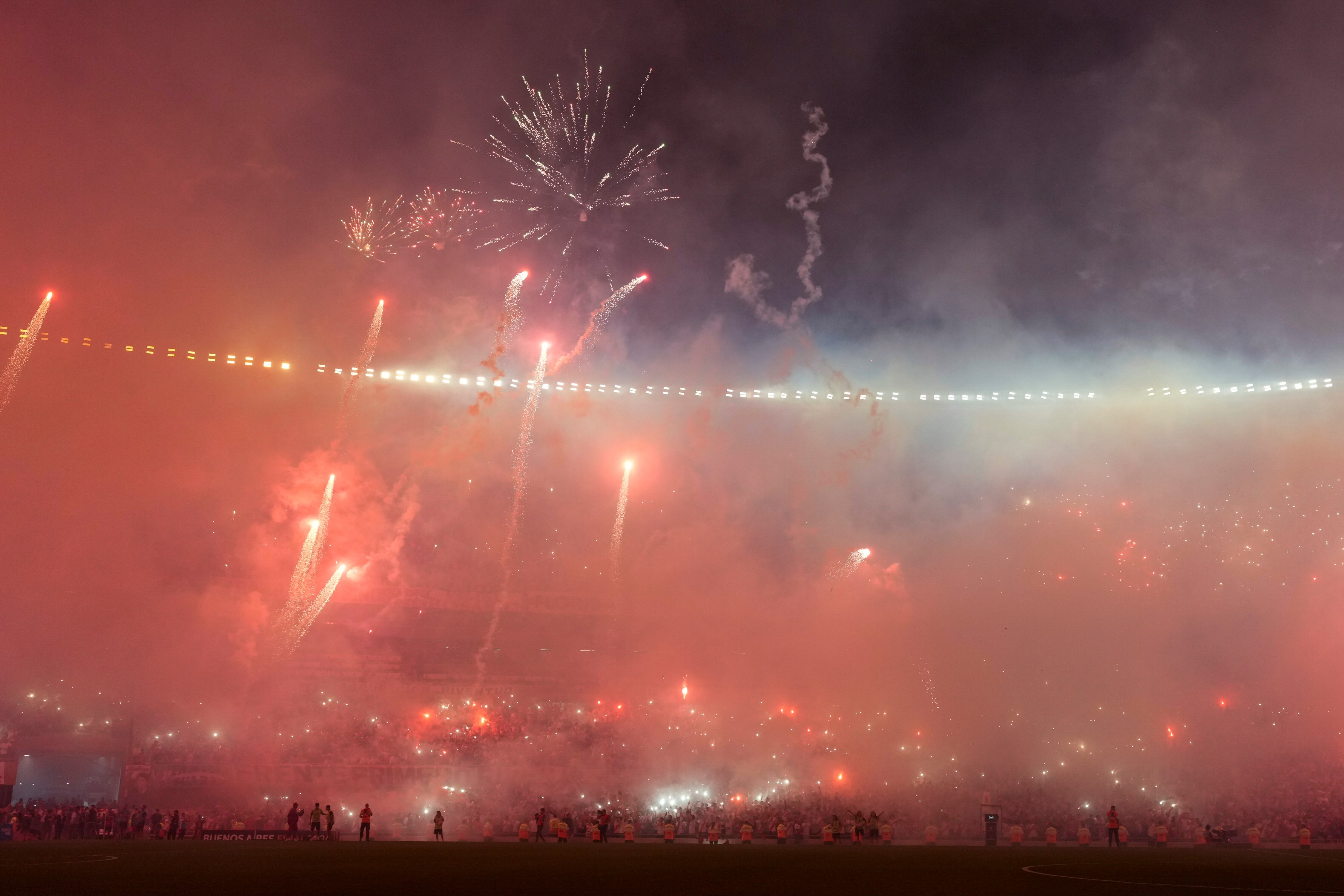 El tremendo recibimiento para River en el Monumental. (AP)