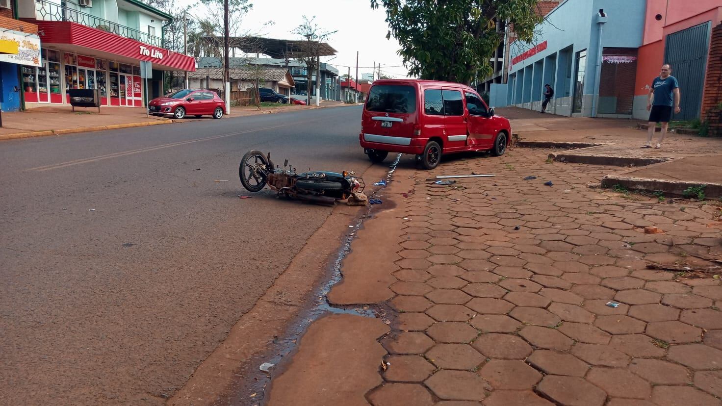 Accidente vial en Eldorado dejó como saldo a un motociclista herido.