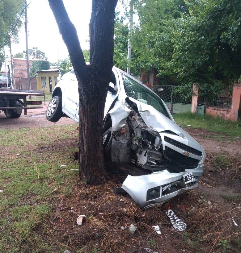 El Chevrolet Agile quedó incrustado entre unárbol y un tronco.