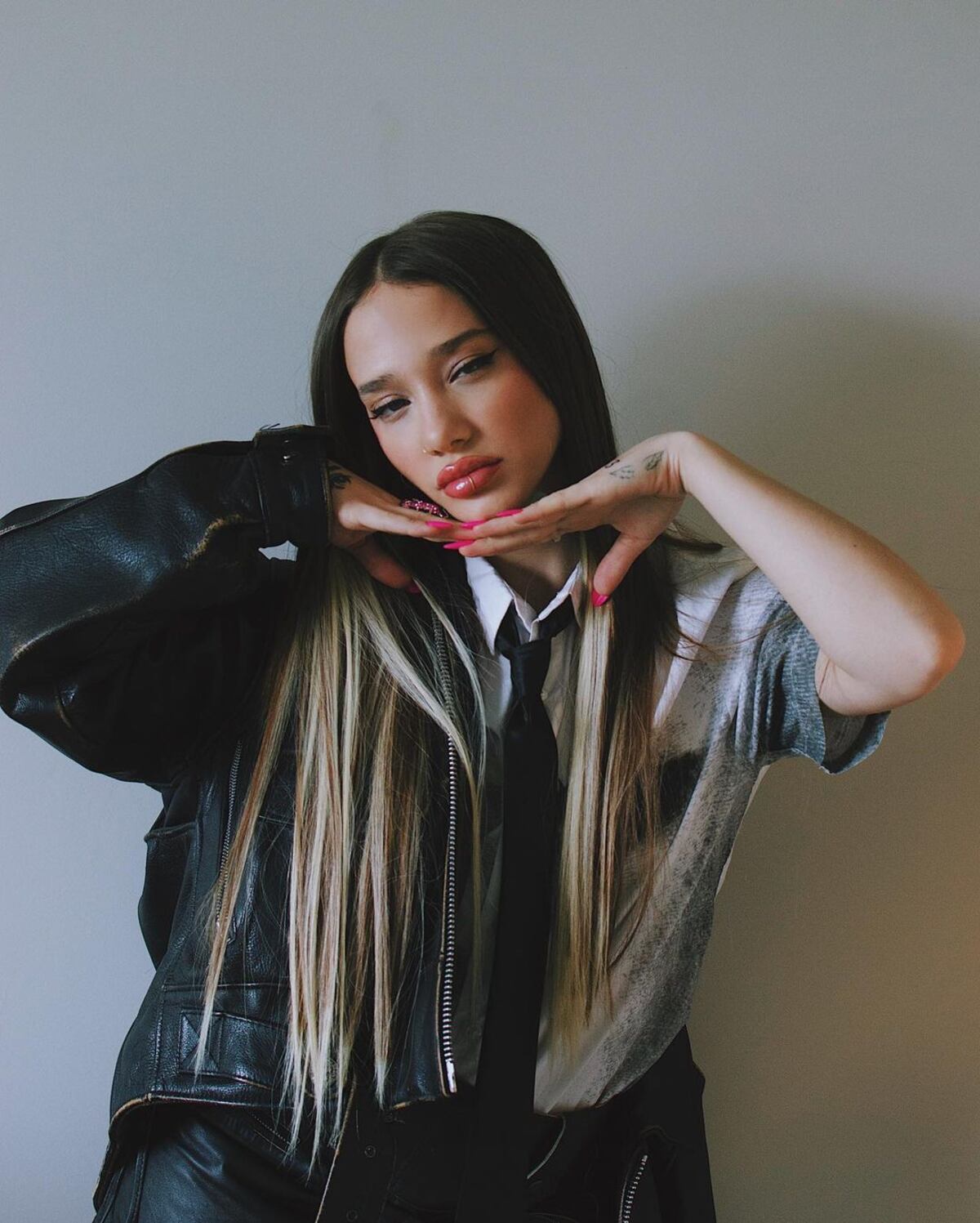 Quién es Ángela Torres, la artista que relanza su carrera y es furor en Instagram por sus looks