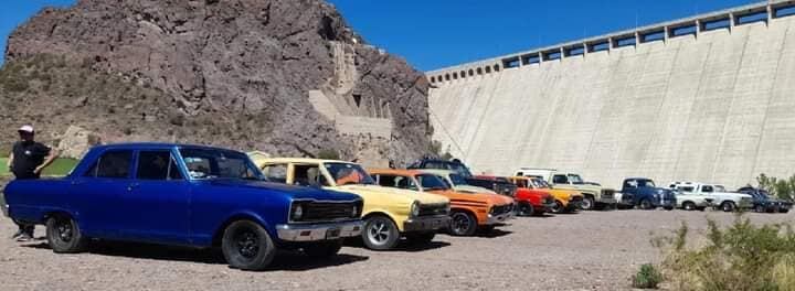 Con los cerros y el embalse de Valle Grande de fondo, los Chevrolet dieron un espectáculo increíble.